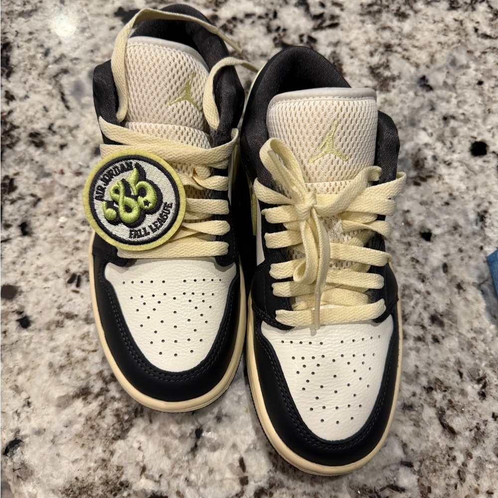 Nike women's air Jordan 1 Low SE Sneakers